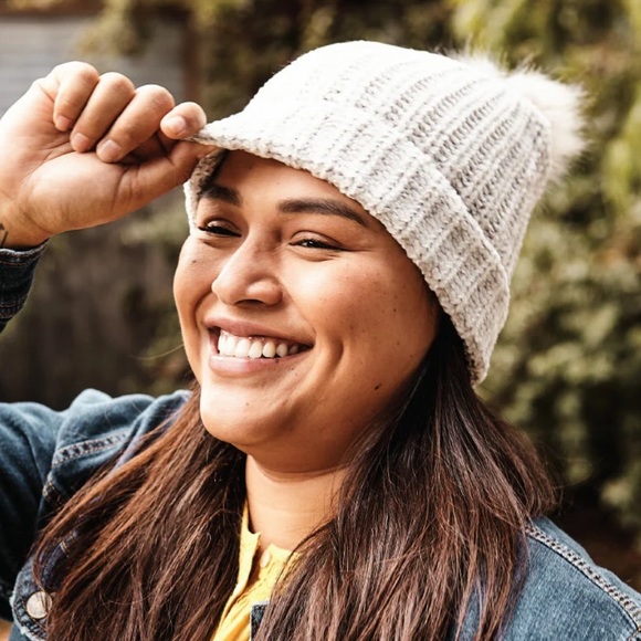 Jules Kae Gray Pom Beanie NWT - Picture 4 of 4